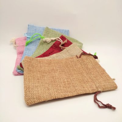 **Texte alternatif (Alt text) pour la photo :** _Pochette cadeau en lin naturelle, idéale pour offrir un savon bio saponifié à froid. Accessoire zéro déchet et réutilisable._