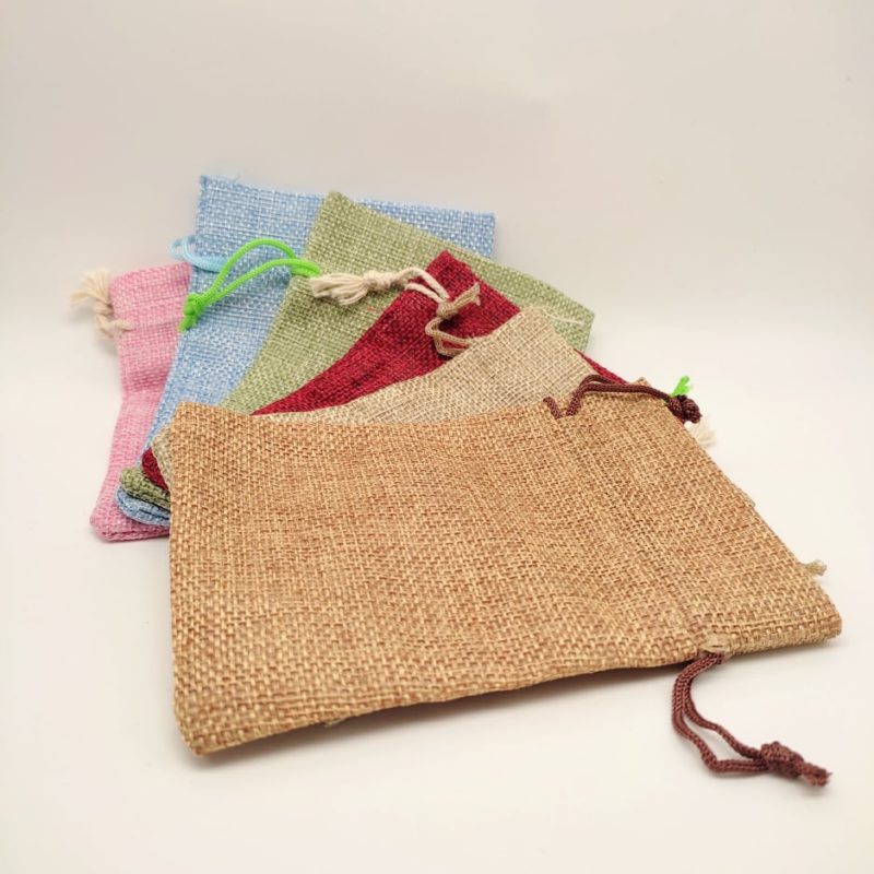 **Texte alternatif (Alt text) pour la photo :** _Pochette cadeau en lin naturelle, idéale pour offrir un savon bio saponifié à froid. Accessoire zéro déchet et réutilisable._